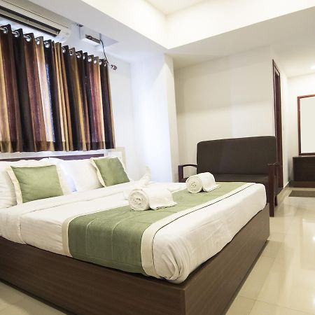 Oyo 18604 Puthens Capitol Inn Kochi Exteriér fotografie