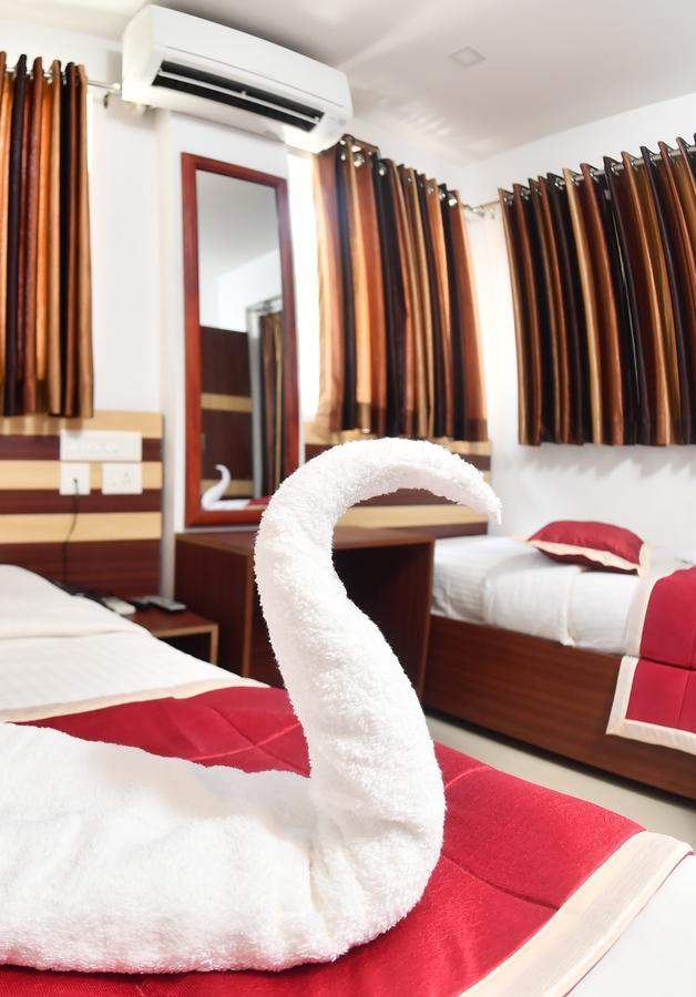 Oyo 18604 Puthens Capitol Inn Kochi Exteriér fotografie