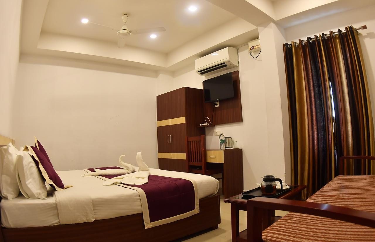 Oyo 18604 Puthens Capitol Inn Kochi Exteriér fotografie