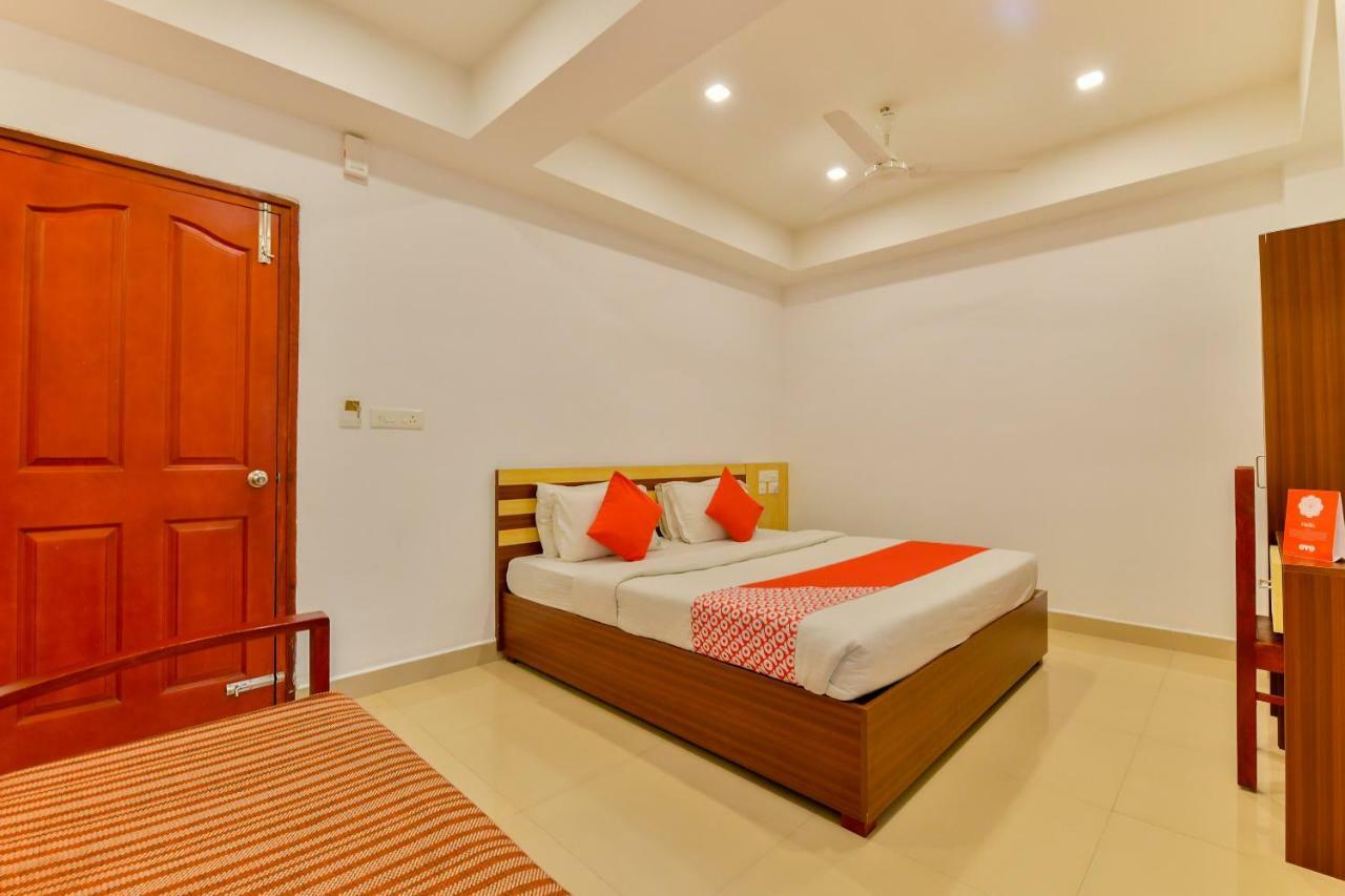 Oyo 18604 Puthens Capitol Inn Kochi Exteriér fotografie
