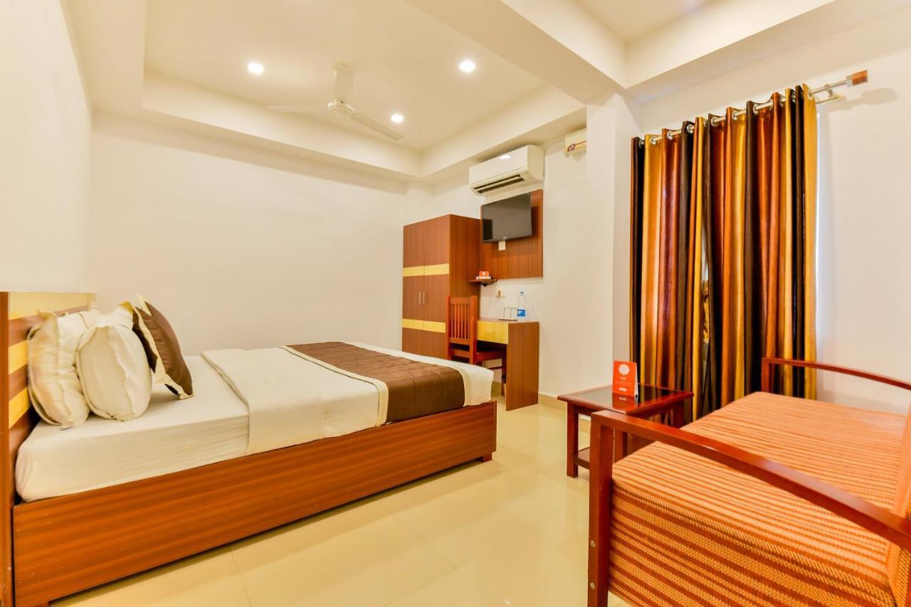 Oyo 18604 Puthens Capitol Inn Kochi Exteriér fotografie